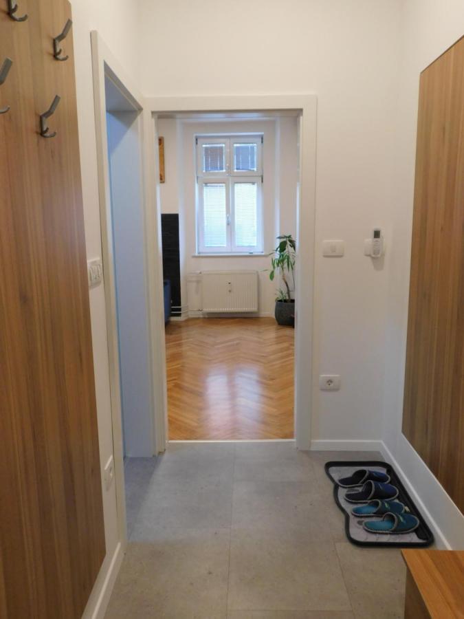 Modern Apartment Hrenova Street リュブリャナ エクステリア 写真